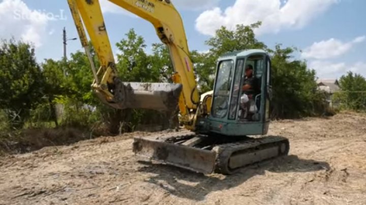 VIDEO Descoperire PERICULOASĂ la Căușeni, în timp ce un bărbat efectua lucrări de terasament cu tractorul