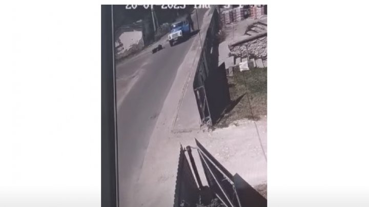 VIDEO Un tânăr din Glodeni a furat motocicleta unui vecin și a provocat un accident. MOMENTUL IMPACTULUI