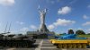 FOTO. După 42 de ani, Ucraina a dat jos secera și ciocanul de pe uriașa statuie Patria Mamă din Kiev și a urcat tridentul