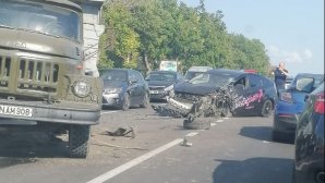VIDEO Accident cu implicarea unui taxi la Anenii Noi. Două persoane, spitalizate