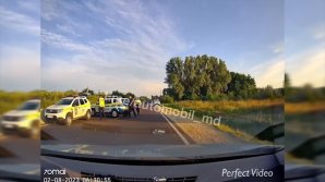 IMAGINI cu momentul reținerii șoferului care a intrat cu mașina în poarta ambasadei Federației Ruse la Chișinău