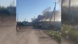 VIDEO O gunoiște din Edineț a fost cuprinsă de flăcări. Casele oamenilor sunt doar la câțiva metri distanță