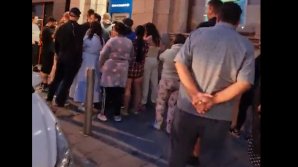 VIDEO. Cozi imense în fața unei bănci. Clienții fără niciun ban în cont, au putut să retragă până la 1.000 de euro de la bancomat din cauza unei erori 