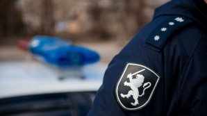 VIDEO  Purta ilegal uniforma de polițist și se prezenta cu legitimații trucate.Un bărbat din Chișinău a fost reținut de polițiști