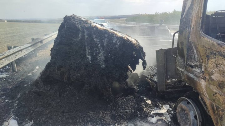 FOTO. Un autocamion a luat foc pe traseul Comrat - Ciucur-Mingir. Flăcările au distrus camionul în totalitate