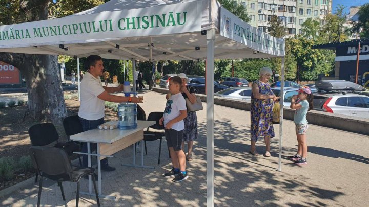 FOTO. Primăria a amenajat corturi cu apă potabilă în toate sectoarele Capitalei. Vezi locurile unde au fost instalate