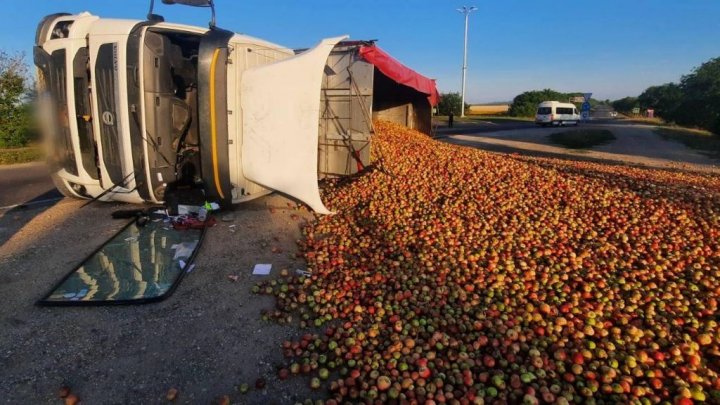 FOTO Un camion încărcat cu mere s-a răsturnat pe traseu