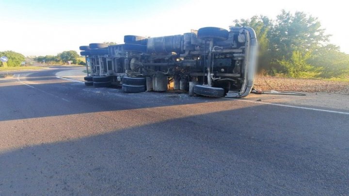 FOTO Un camion încărcat cu mere s-a răsturnat pe traseu