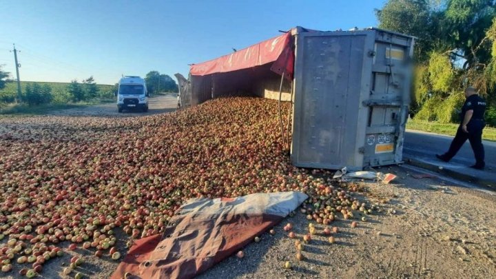 FOTO Un camion încărcat cu mere s-a răsturnat pe traseu