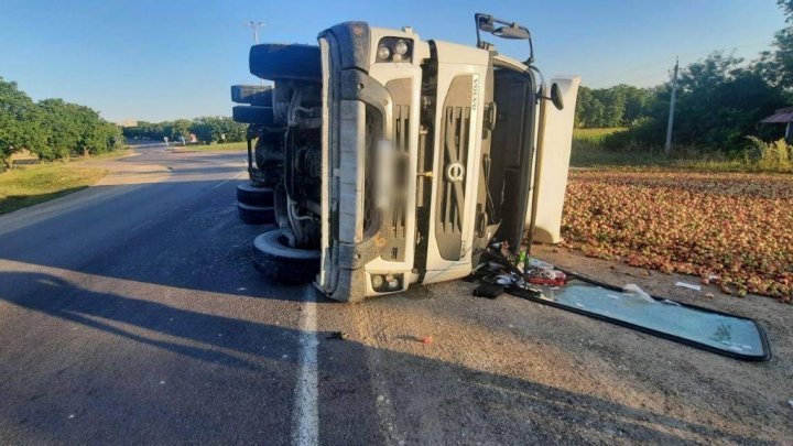 FOTO Un camion încărcat cu mere s-a răsturnat pe traseu