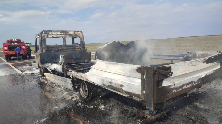 FOTO. Un autocamion a luat foc pe traseul Comrat - Ciucur-Mingir. Flăcările au distrus camionul în totalitate