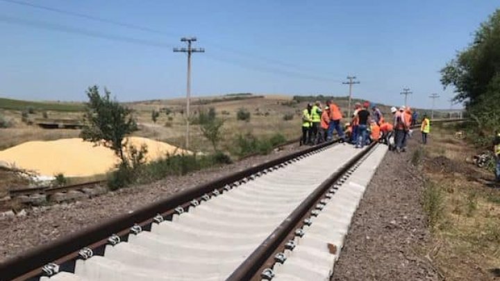 FOTO Primele imagini de la locul accidentului feroviar din sudul Moldovei. O macara ridică vagoanele cu grâu care s-au răsturnat