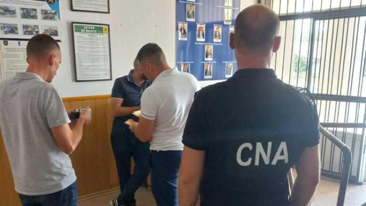 FOTO Un polițist din Edineț, reținut în timp ce primea mită. Câți bani a primit 