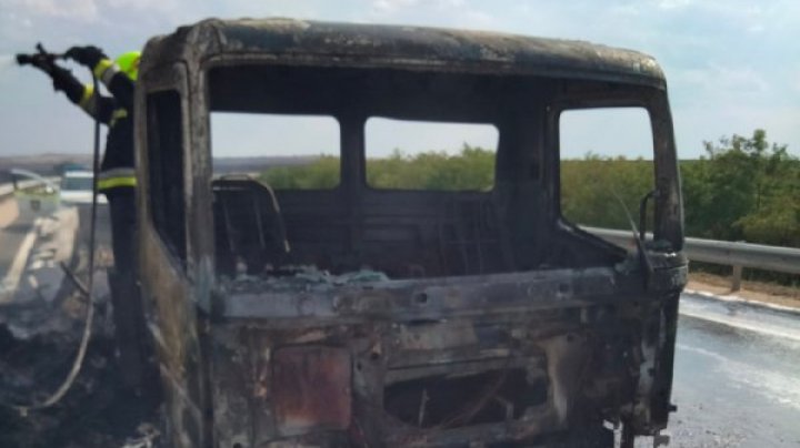 FOTO. Un autocamion a luat foc pe traseul Comrat - Ciucur-Mingir. Flăcările au distrus camionul în totalitate