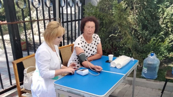 FOTO. Primăria a amenajat corturi cu apă potabilă în toate sectoarele Capitalei. Vezi locurile unde au fost instalate