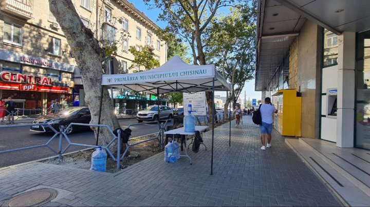 FOTO. Primăria a amenajat corturi cu apă potabilă în toate sectoarele Capitalei. Vezi locurile unde au fost instalate