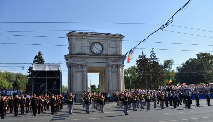 GALERIE FOTO. Ziua Independenței Republicii Moldova, sărbătorită de militarii Armatei Naționale în toate garnizoanele din țară