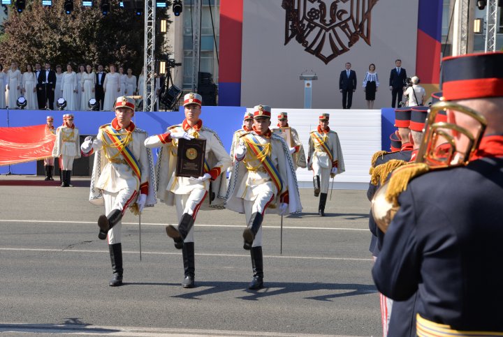 GALERIE FOTO. Ziua Independenței Republicii Moldova, sărbătorită de militarii Armatei Naționale în toate garnizoanele din țară