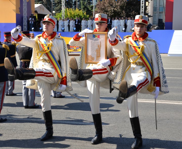GALERIE FOTO. Ziua Independenței Republicii Moldova, sărbătorită de militarii Armatei Naționale în toate garnizoanele din țară