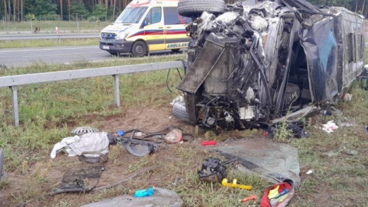 FOTO. Un autobuz care transporta moldoveni s-a RĂSTURNAT pe un drum național din Polonia. Sunt VICTIME 