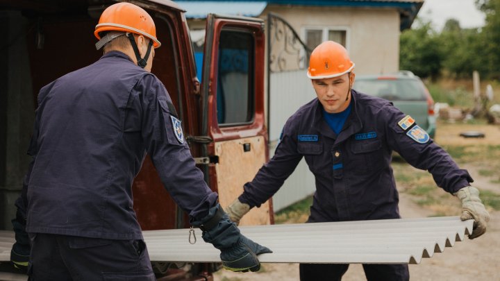 FOTO. Continuă transportarea ajutoarelor pentru raioanele afectate de intemperii. La Edineț și Rîșcani au fost duse 4131 foi de ardezie