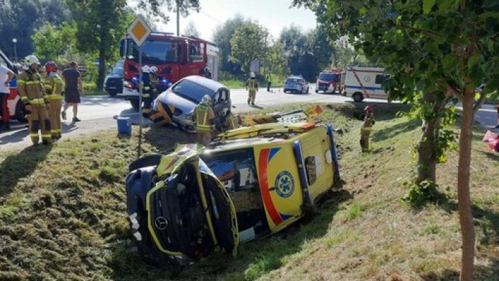 FOTO. Un autobuz care transporta moldoveni s-a RĂSTURNAT pe un drum național din Polonia. Sunt VICTIME 