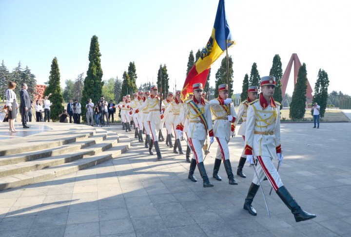 GALERIE FOTO. Ziua Independenței Republicii Moldova, sărbătorită de militarii Armatei Naționale în toate garnizoanele din țară