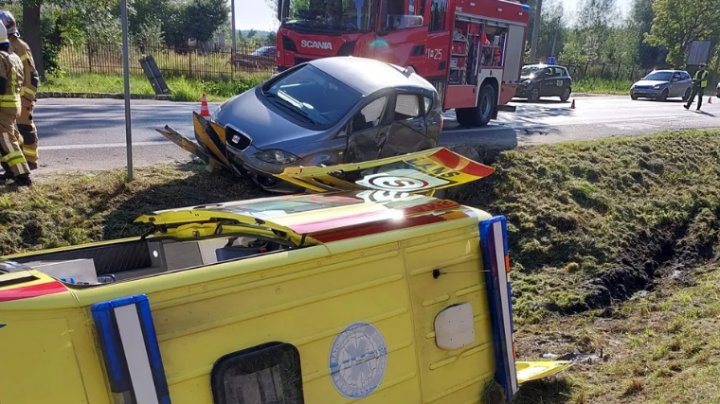 FOTO. Un autobuz care transporta moldoveni s-a RĂSTURNAT pe un drum național din Polonia. Sunt VICTIME 