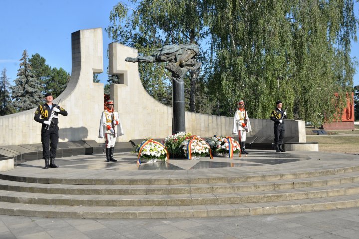 GALERIE FOTO. Ziua Independenței Republicii Moldova, sărbătorită de militarii Armatei Naționale în toate garnizoanele din țară