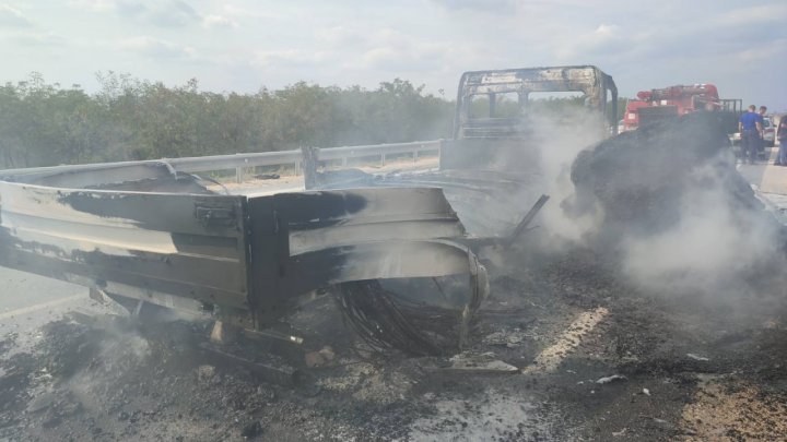 FOTO. Un autocamion a luat foc pe traseul Comrat - Ciucur-Mingir. Flăcările au distrus camionul în totalitate