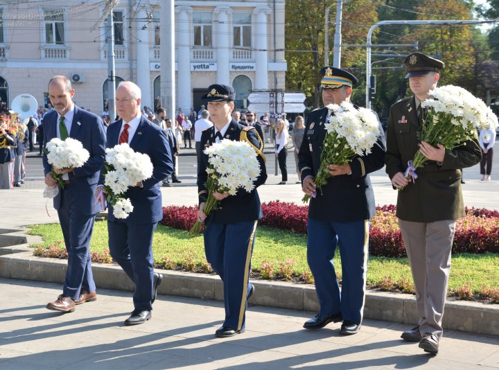 GALERIE FOTO. Ziua Independenței Republicii Moldova, sărbătorită de militarii Armatei Naționale în toate garnizoanele din țară