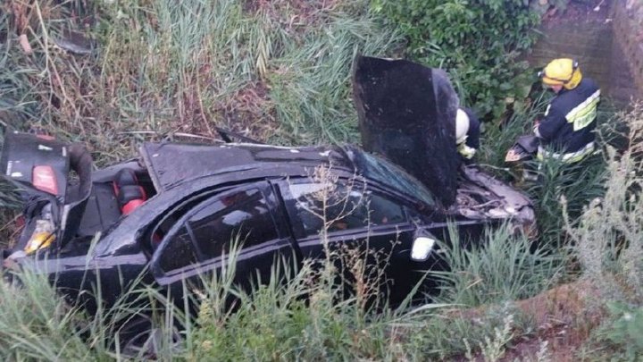 FOTO. ACCIDENT TERIFIANT la Edineț. O adolescentă a murit, iar mai multe persoane au ajuns la spital. Mașina, făcută un morman de fiare