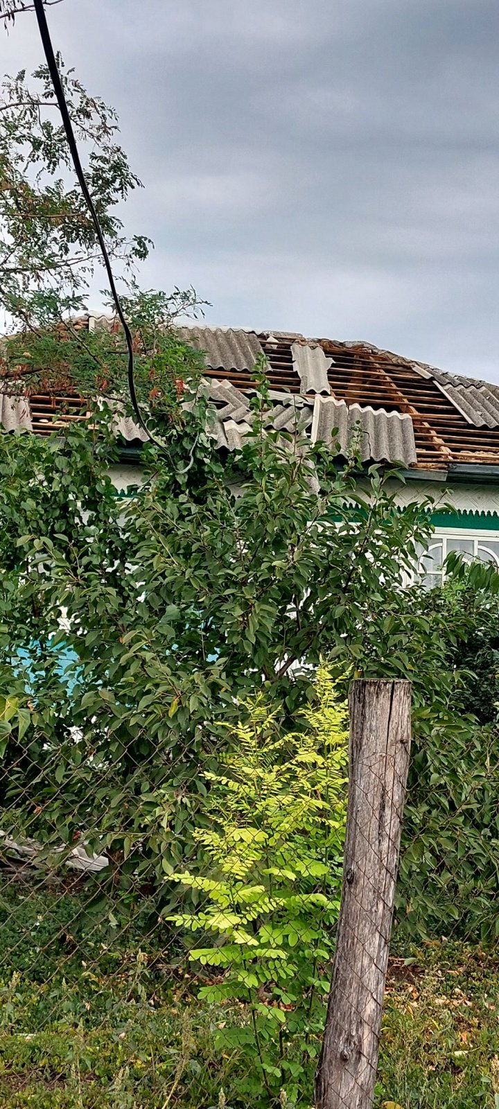 Ploaia a făcut PRĂPĂD în raionul Glodeni: Case lăsate fără acoperișuri, copaci doborâți și o stână, distrusă (FOTO)