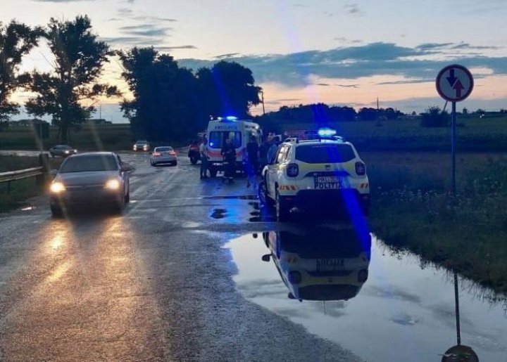 FOTO. ACCIDENT TERIFIANT la Edineț. O adolescentă a murit, iar mai multe persoane au ajuns la spital. Mașina, făcută un morman de fiare