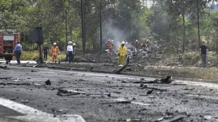 Un avion de mici dimensiuni s-a prăbușit peste o motocicletă și o mașină în Malaezia. Cel puțin zece oameni au murit 