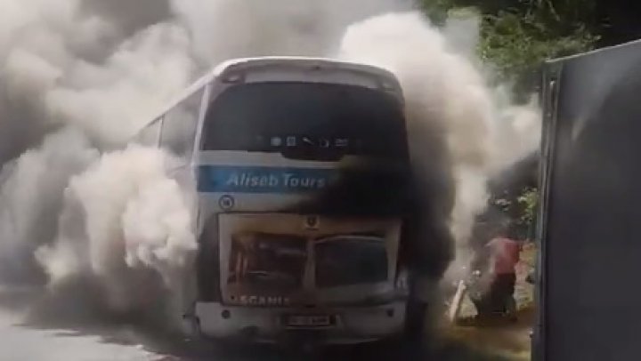 Momente de GROAZĂ. Autobuz cu moldoveni, care venea din Spania, mistuit de FLĂCĂRI în Austria