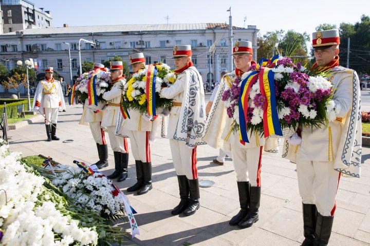 FOTO. De Ziua Independenței, conducerea țării a depus flori la monumentul „Maica Îndurerată” și la monumentul lui Ștefan cel Mare și Sfânt 