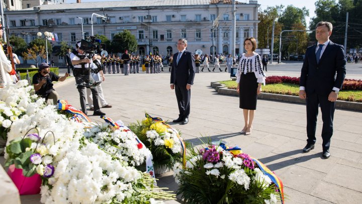 FOTO. De Ziua Independenței, conducerea țării a depus flori la monumentul „Maica Îndurerată” și la monumentul lui Ștefan cel Mare și Sfânt 