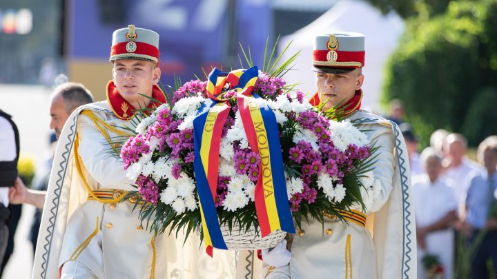 FOTO. De Ziua Independenței, conducerea țării a depus flori la monumentul „Maica Îndurerată” și la monumentul lui Ștefan cel Mare și Sfânt 