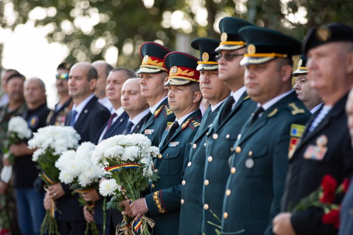 FOTO. De Ziua Independenței, conducerea țării a depus flori la monumentul „Maica Îndurerată” și la monumentul lui Ștefan cel Mare și Sfânt 