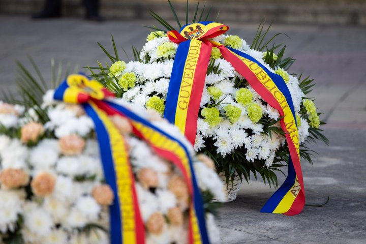 FOTO. De Ziua Independenței, conducerea țării a depus flori la monumentul „Maica Îndurerată” și la monumentul lui Ștefan cel Mare și Sfânt 