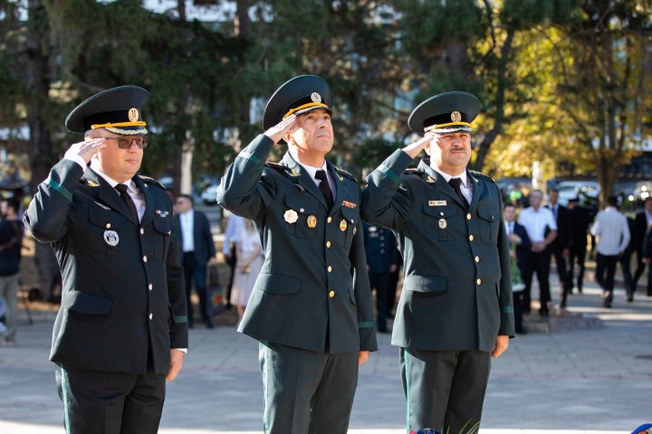 FOTO. De Ziua Independenței, conducerea țării a depus flori la monumentul „Maica Îndurerată” și la monumentul lui Ștefan cel Mare și Sfânt 