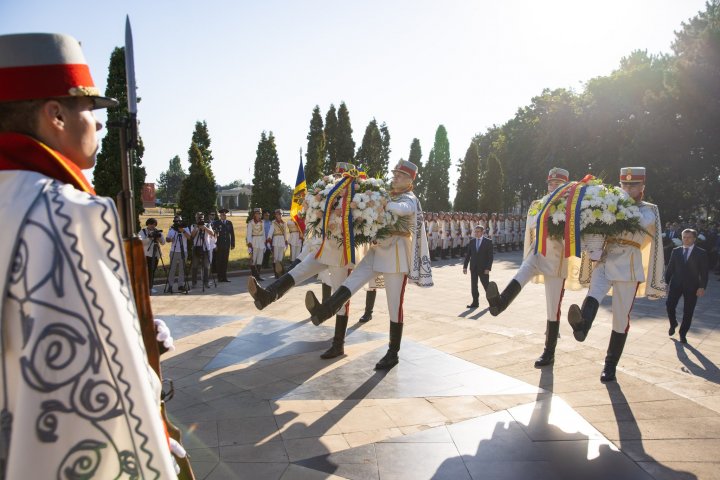 FOTO. De Ziua Independenței, conducerea țării a depus flori la monumentul „Maica Îndurerată” și la monumentul lui Ștefan cel Mare și Sfânt 