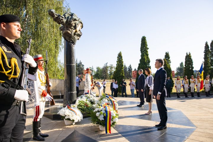 FOTO. De Ziua Independenței, conducerea țării a depus flori la monumentul „Maica Îndurerată” și la monumentul lui Ștefan cel Mare și Sfânt 