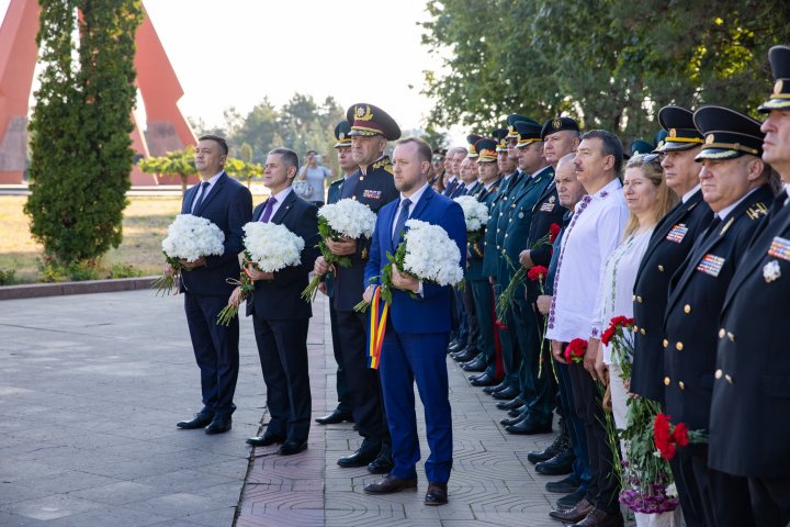 FOTO. De Ziua Independenței, conducerea țării a depus flori la monumentul „Maica Îndurerată” și la monumentul lui Ștefan cel Mare și Sfânt 