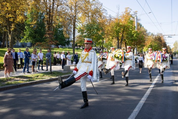 FOTO. De Ziua Independenței, conducerea țării a depus flori la monumentul „Maica Îndurerată” și la monumentul lui Ștefan cel Mare și Sfânt 