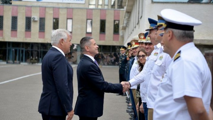 FOTO Ministrul Apărării Naționale al României, Angel Tîlvăr, în vizită la Chișinău. România va sprijini în continuare obiectivul de modernizare a Armatei Naționale