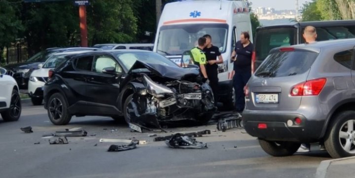 FOTO Accident în Capitală, cu implicarea unei mașini de poliție care se deplasa la o chemare. Un om al legii a ajuns la spital