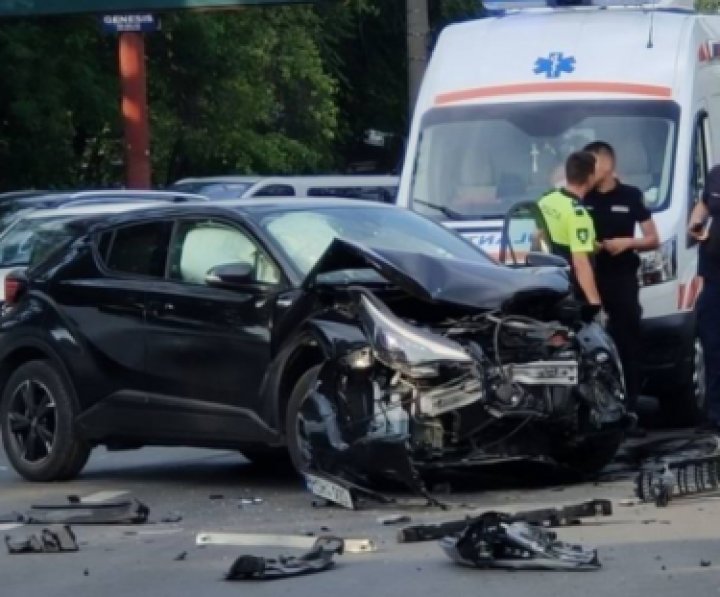 FOTO Accident în Capitală, cu implicarea unei mașini de poliție care se deplasa la o chemare. Un om al legii a ajuns la spital