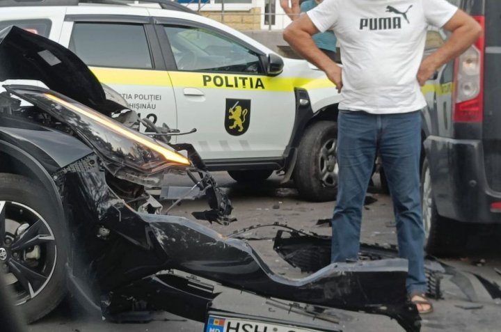 FOTO Accident în Capitală, cu implicarea unei mașini de poliție care se deplasa la o chemare. Un om al legii a ajuns la spital